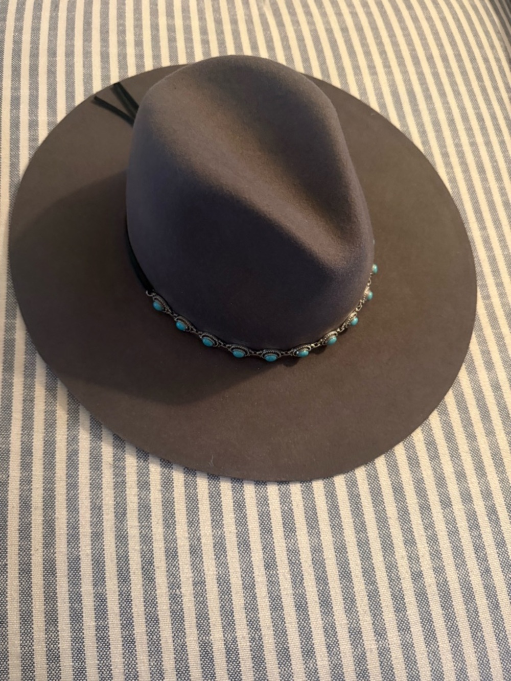 Women's Wide-Brim Felt Hat with Turquoise Bead Trim - Gray